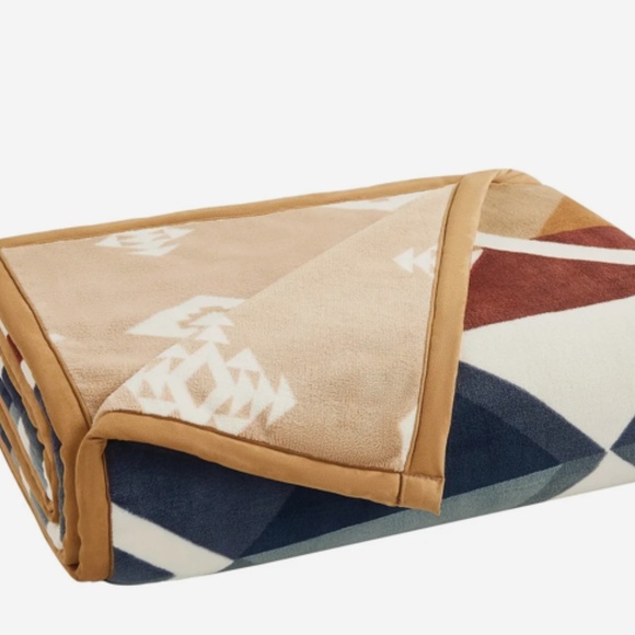 Pendleton Reversible Plush Throw Blanket, Soft, Cozy, Polyester 50" x 70" New - Picture 4 of 4